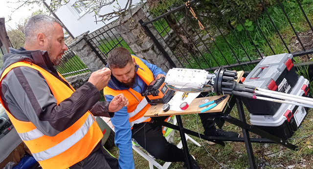 Spajanje svjetlovoda na Čardaku bilo je jošte poroplitos/ Snimio Marko ČULJAT                                                                                                                                                                             